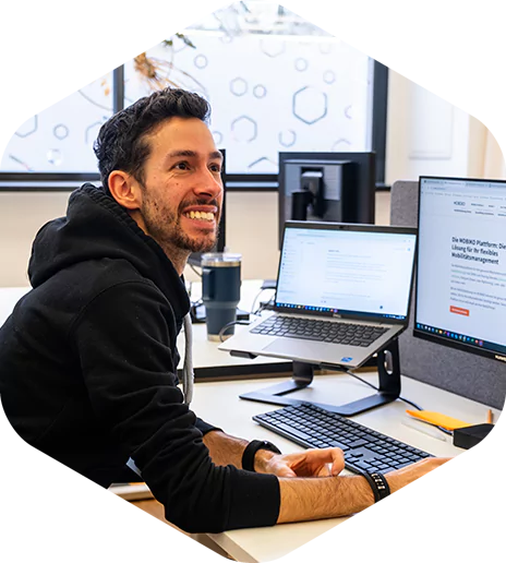 Dominik am Arbeitsplatz