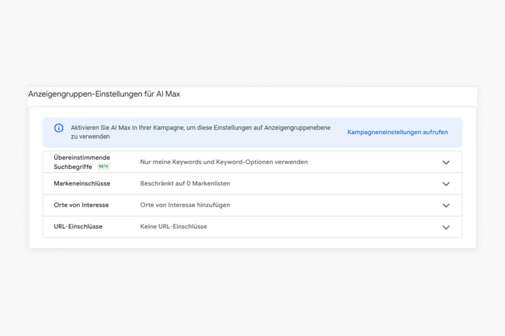 Screenshot der Google Ads Oberfläche: Anzeigengruppen-Einstellungen für AI Max. Sichtbar sind Optionen für ‚Übereinstimmende Suchbegriffe‘ (nur eigene Keywords und Keyword-Optionen verwenden), ‚Markeneinschlüsse‘ (0 Markenlisten), ‚Orte von Interesse‘ (hinzufügen möglich) und ‚URL-Einschlüsse‘ (keine). Hinweisfeld: ‚Aktivieren Sie AI Max in Ihrer Kampagne, um diese Einstellungen auf Anzeigengruppenebene zu verwenden‘.