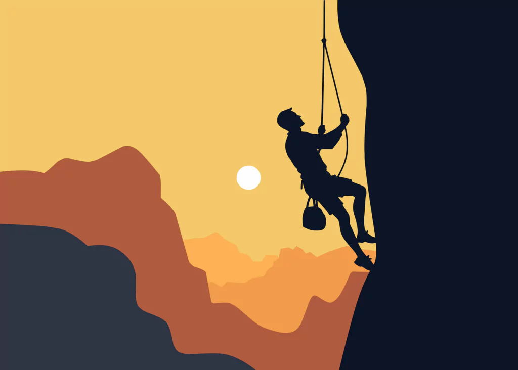 Silhouette eines Bergsteigers, der mit Kletterseil und Ausrüstung eine steile Felswand im Sonnenuntergang hinaufklettert. Im Hintergrund sind Berge und die untergehende Sonne zu sehen.